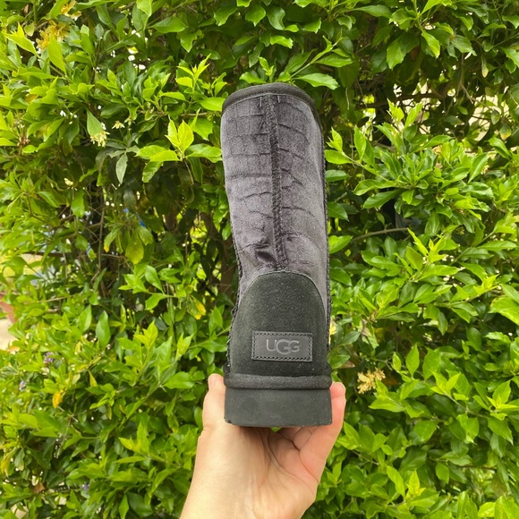 NWOB UGG CLASSIC SHORT BOOTS - Picture 6 of 10